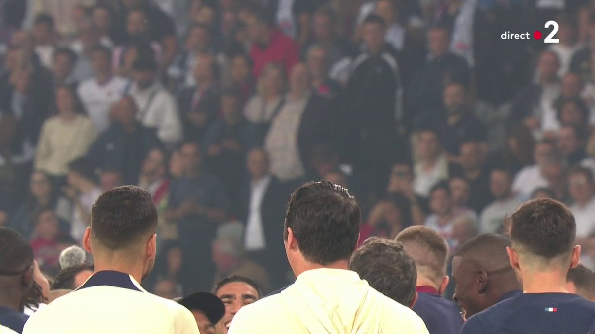 Kylian Mbappé porté en triomphe par ses coéquipiers pour sa dernière avec le PSG. 👋❤️💙 🎥 francetvsport
