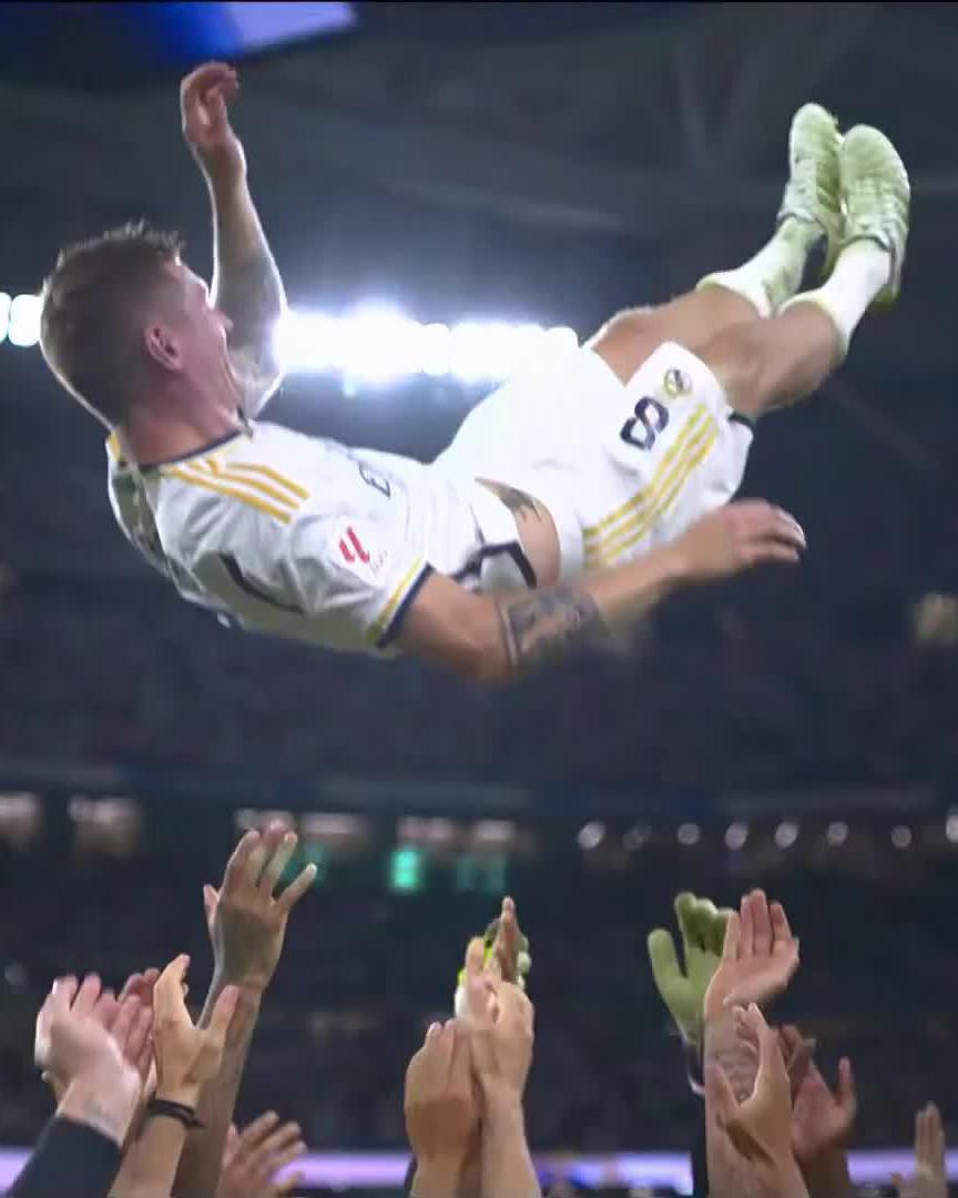 Toni Kroos' teammates threw him up in the air after his last game at the Bernabéu 🤍 (via LALIGA English)