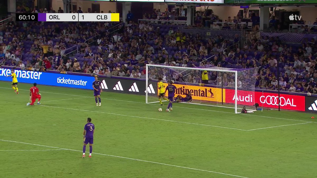 Diego Rossi chips the keeper to put Columbus up 2-0 💫 (via Major League Soccer)