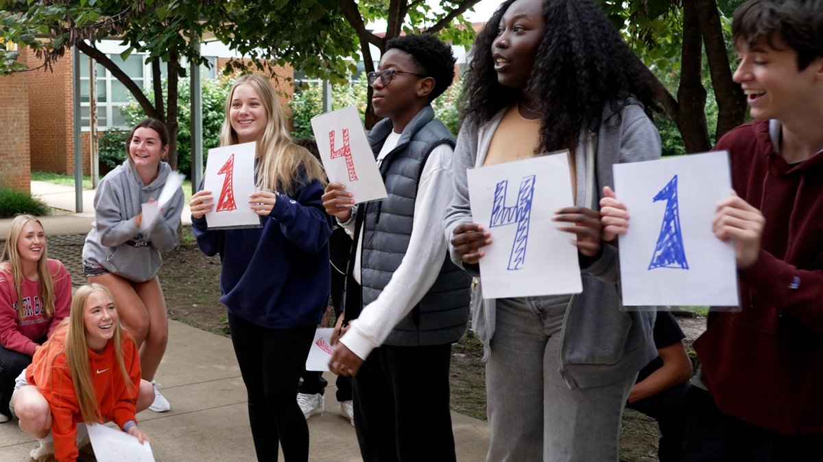 1, 2, 3, allez! In this high school French class, students are clamoring to conjugate verbs. See how their teacher does it! 🇫🇷