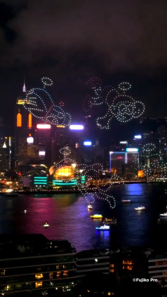 // ドラえもんたちが華麗に夜空を舞う ドローンショーの映像が到着! \\ 7/13から香港にて開催される 「100% DORAEMON & FRIENDS展」 イベントに先駆けて開催された ドローンショーの様子が届いたよ♪ 夏休みは香港でもドラえもん三昧!お楽しみに♪