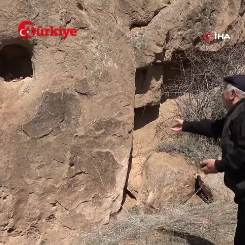 Sivas Sivadokya'da vatandaşlar, gizemli oyuk denilen oyuğa art arda atılan 3 taşı tutturduklarında dileklerinin kabul olacağına inanıyor.