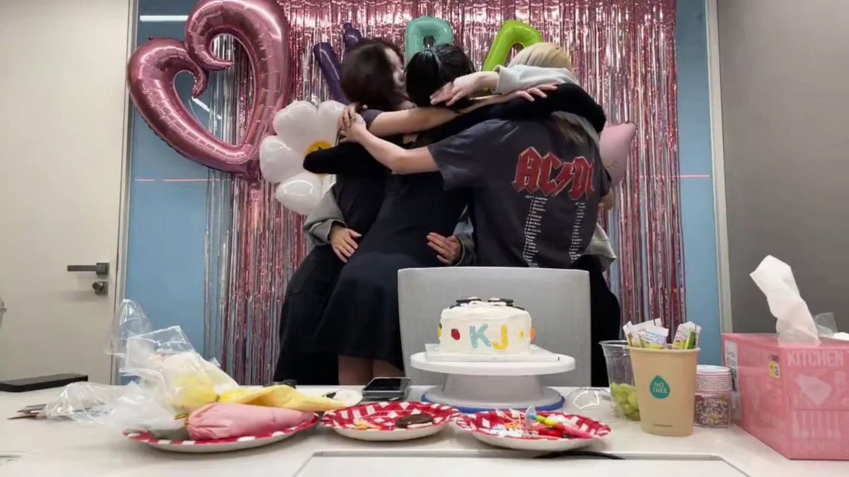 NMIXX GROUP HUG.... MY FAMILY 😭😭😭😭😭😭😭😭