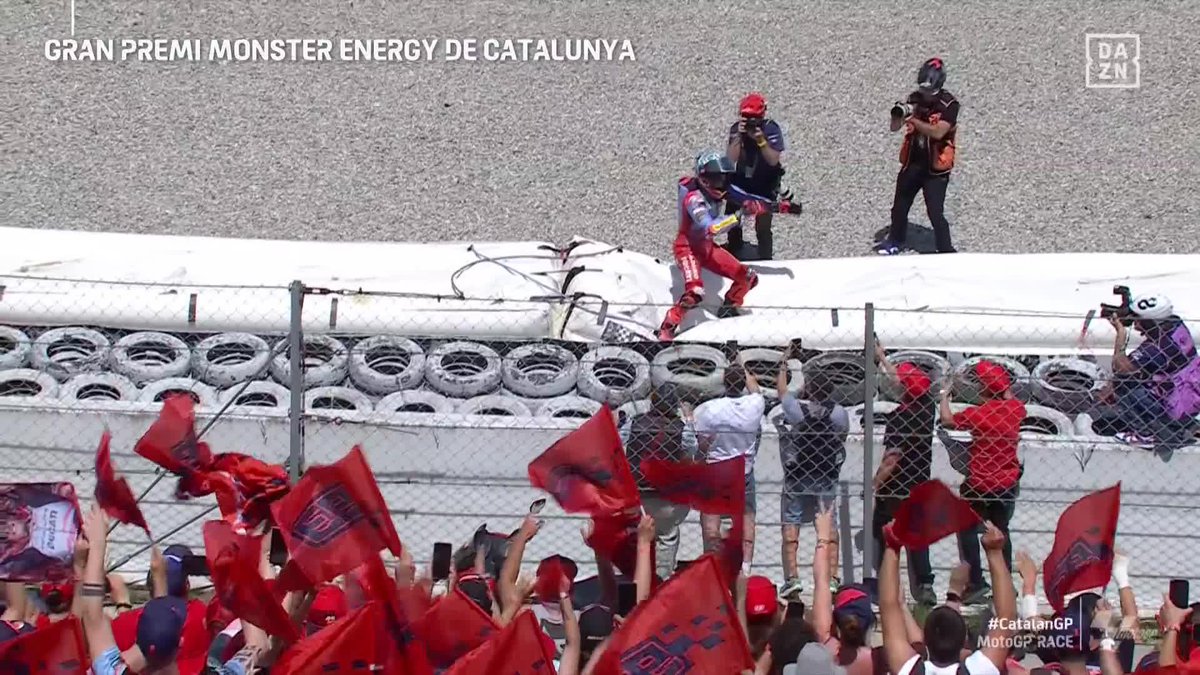 😂 Marc Marquez ha vuelto... ¡Y SU CUERPO LO SABE! 😆 Ahí están, los pasos prohibidos 🎶 Totalmente desencadenado junto a su club de fans después de terminar tercero y volver al podio en el #CatalanGP ❤️ #MotoGP 🏁