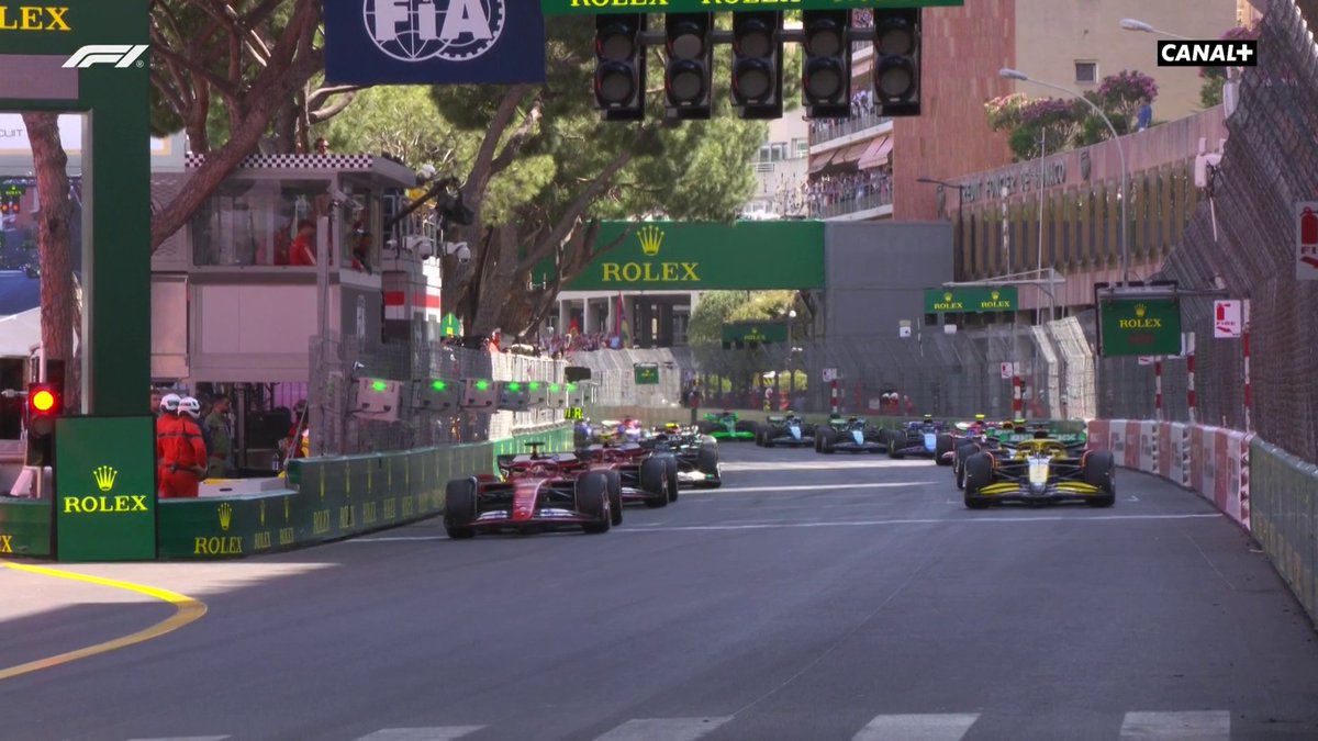 ÇA REPART À MONACO 🟢 Départ sage pour cette relance de course, les 4 premiers sont passés en pneus durs ! #MonacoGP #F1 🇲🇨