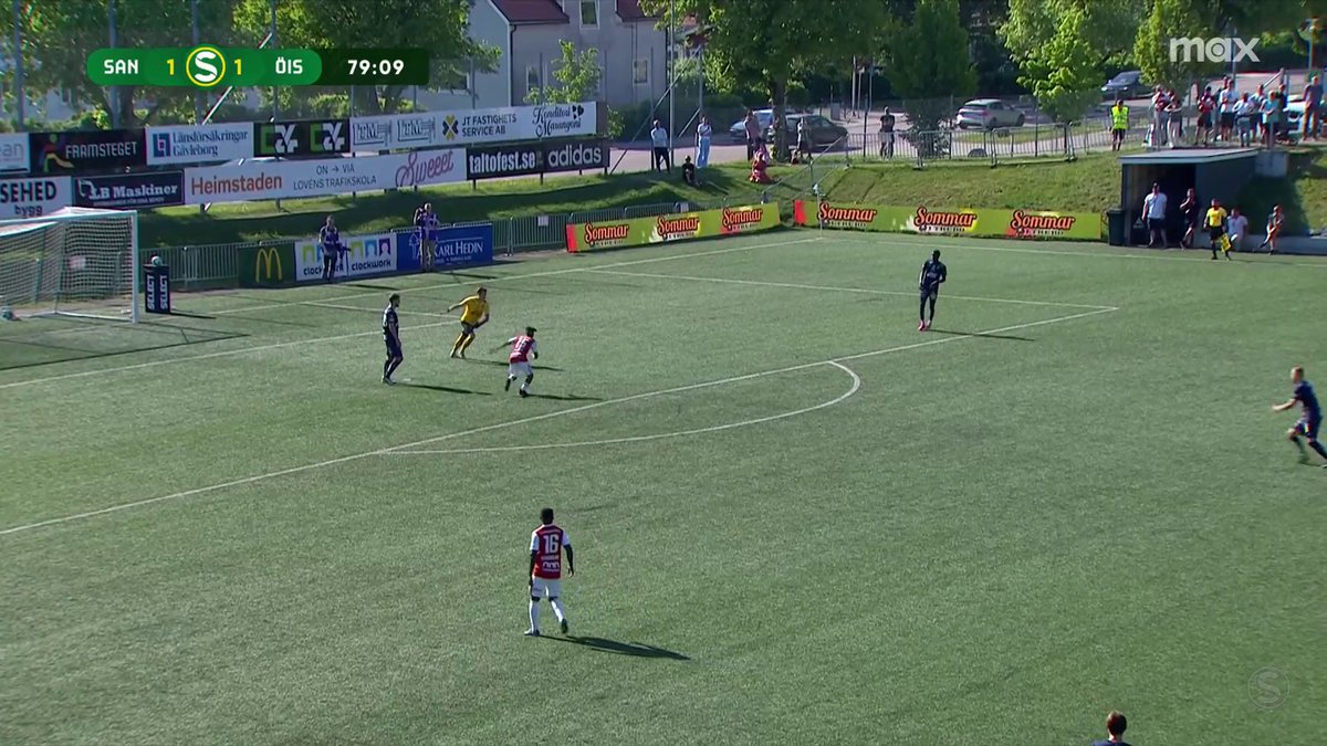 "Det är årets bjudning från en målvakt på Superettan-nivå detta!" 🗣️ Sandvikens IF gör 2-1 efter denna blunder från Hampus Gustafsson. 📲 Se all kommande sport på vår nya streaming-hemmaplan Max, där du ser allt från Superettan.