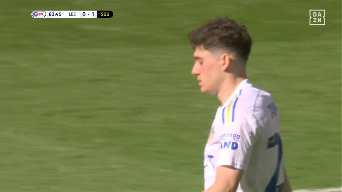 HOW CLOSE WAS THAT!! 🤏 Beautiful volley from Dan James hits the cross bar!! 🫣 Watch Leeds United vs. Southampton in the EFL Championship: Play-offs Final LIVE on now!