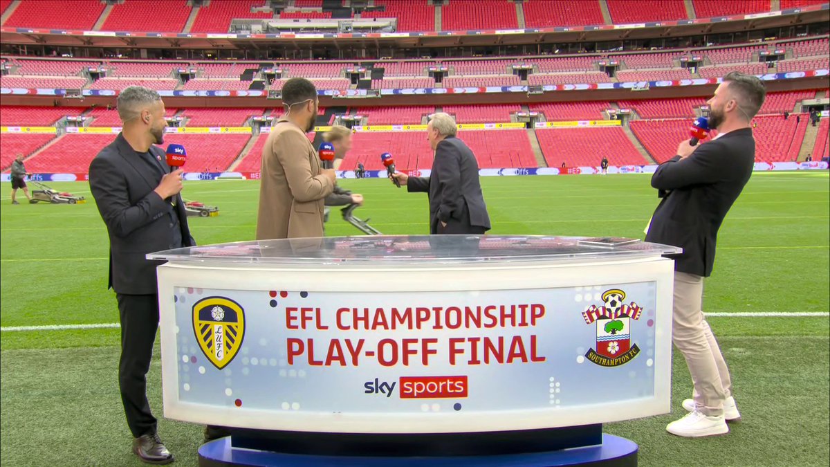 "Excuse me can you be a bit louder please? 😭 Fair to say Neil Warnock doesn't see eye to eye with the Wembley ground staff 😂🤣