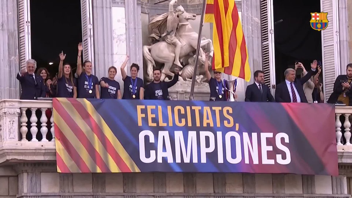 Sona l'himne i apareixen les jugadores al balcó de la Generalitat! 🤩