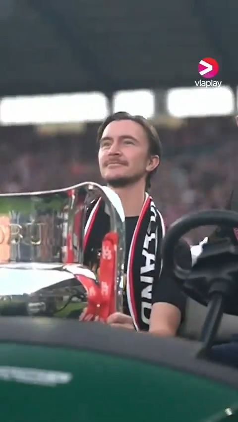 KRISTOFFER OLSSON ❤️❤️❤️ Magiska scener när Kristoffer Olsson levererar pokalen till sitt lag Midtjylland som vann den danska ligan 🏆