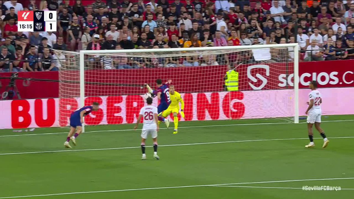 UNBELIEVABLE ACROBATIC FINISH FROM ROBERT LEWANDOWSKI TO OPEN THE SCORING 😳