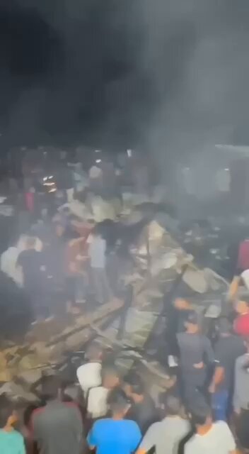 🚨Hastane katliamlarından sonra şimdi de yerinden edilen sivillerin canhıraş kaçıp sığındığı çadırları bombalayan İsrail, soykırım suçu işlemeye devam ediyor. #RefahtaSoykırımYaşanıyor