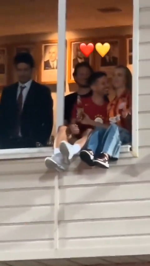 Dries Mertens ve Kat Kerkhofs çifti, şampiyonluk kutlamalarında gecenin sonuna doğru 'yali yali' şarkısıyla eğlendiler. 🫶🏻💛❤️