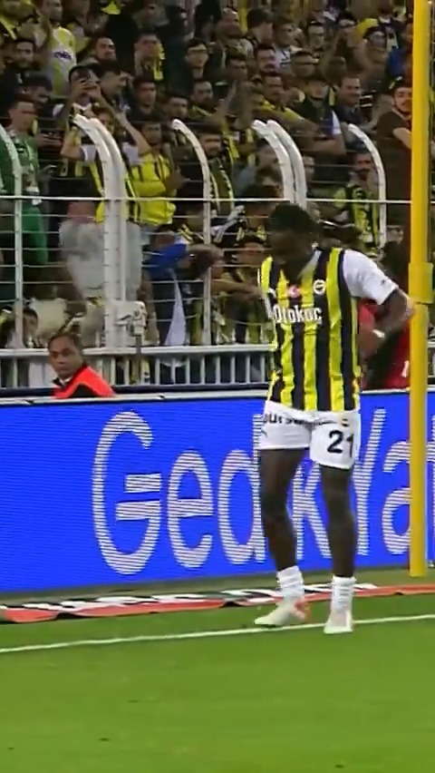 Golü sonrası sakatlık numarası yapan Osayi-Samuel, takım arkadaşlarını kandırıyor 😅