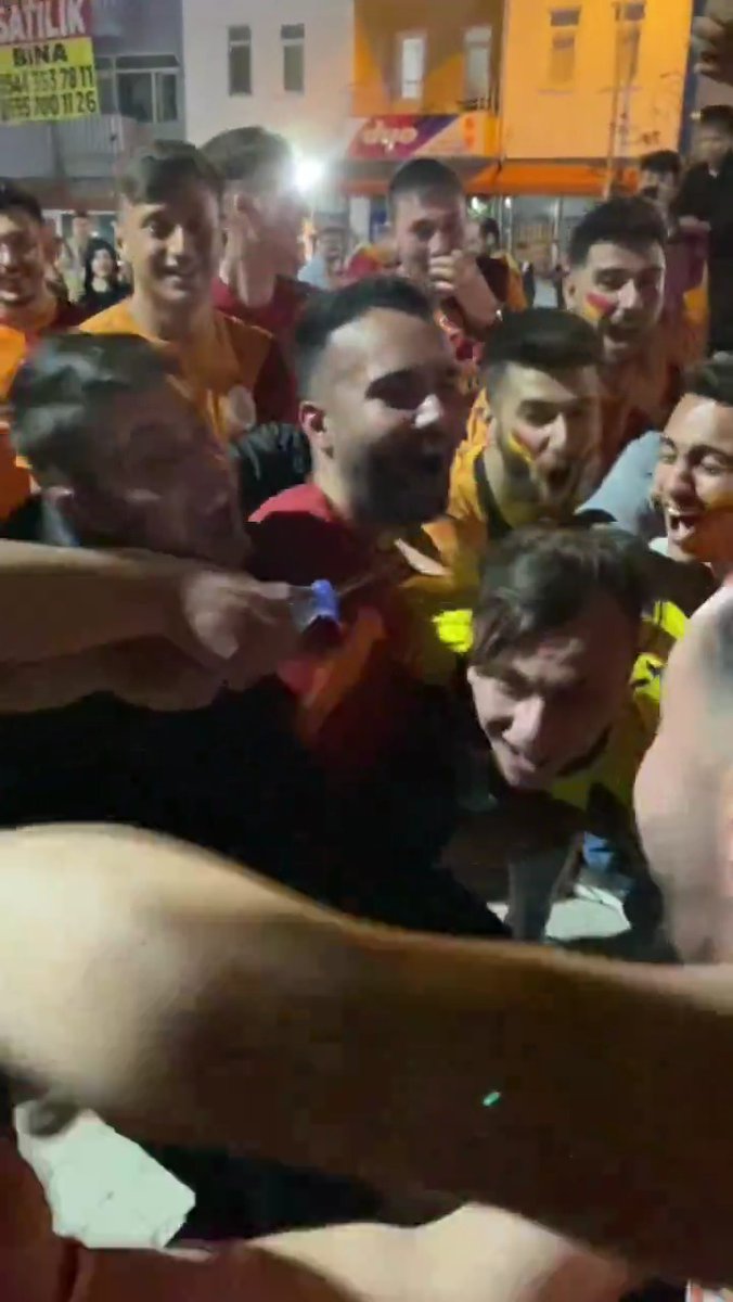 Ülkede mutsuz olan tek insan yok. bence her sene Galatasaray şampiyon yapılmalı