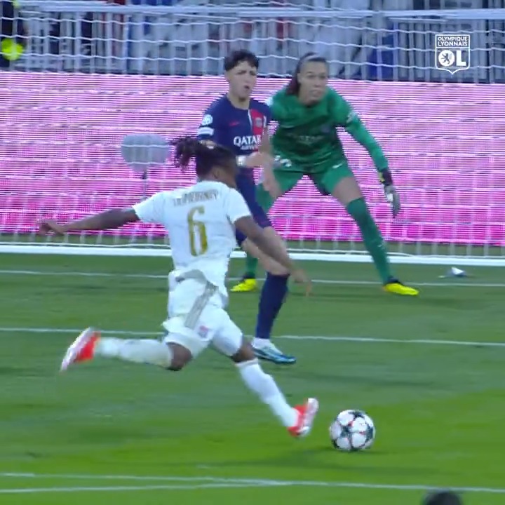 Deux bijoux et trois cadeaux pour ses coéquipières. 💎🎁 Le meilleur de Corventina Dumornay en Champions League 👀⤵️