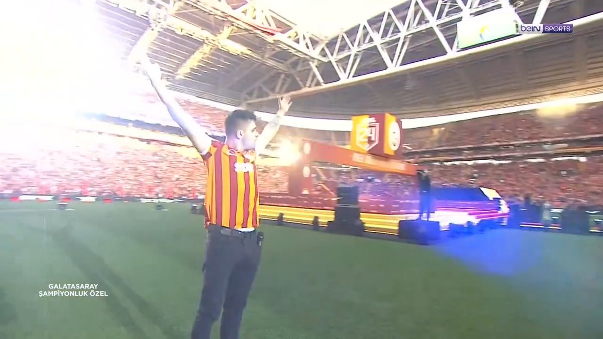 Şarkıcı Emir Can İğrek, Galatasaray taraftarına üçlü çektirdi.