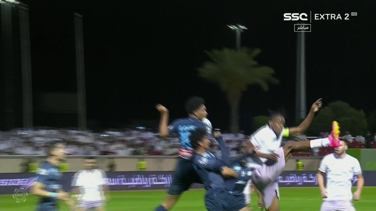 حكم اللقاء يقرر استمرار اللعب.. لا وجود لركلة جزاء للطائي #دوري_روشن_السعودي #الطائي_الأخدود | #SSC