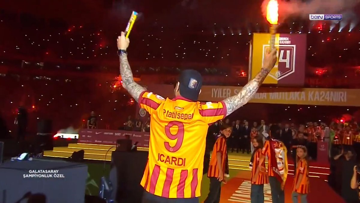 Mauro Icardi sahaya çıkmadan önce Edin Dzeko'nun gol müziği olan 'Beni Sev' şarkısı çalındı. Bunun hemen ardından 'Orijinali geliyor' anonsu yapıldı ve 'Aşkın Olayım' çalmaya başladı.