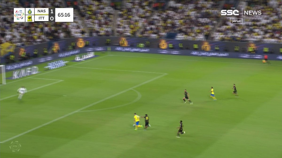 الحكم يشهر البطاقة الحمراء للاعب نادي #الاتحاد بعد عرقلة #رونالدو.. هل توافق قرار حكم اللقاء؟ #النصر_الاتحاد #دوري_روشن_السعودي