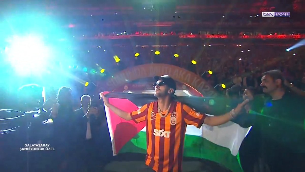 Hakim Ziyech 🇲🇦 arrive avec un drapeau de la Palestine lors des célébrations du titre de champion de Turquie de Galatasaray. 🇵🇸💛❤️ 🎥 beIN SPORTS Türkiye