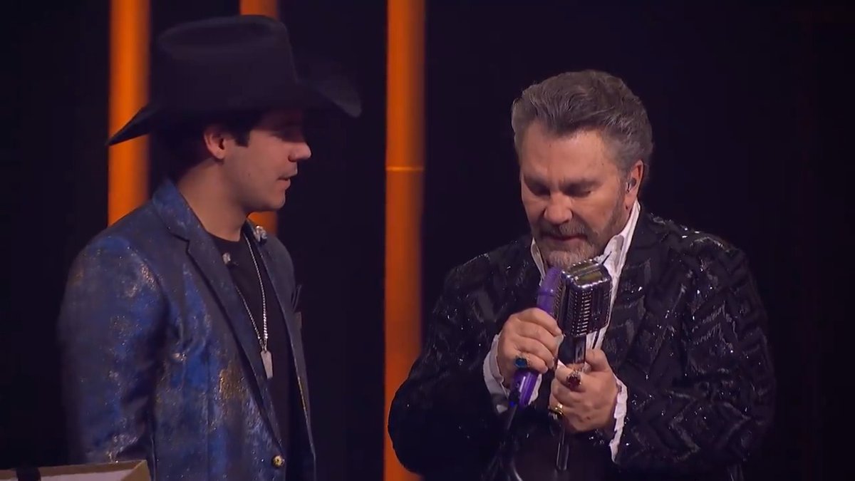 Qué mejor que recibir un regalo de tu suegro, ah no es cierto, pero qué bonito momento entre #ManuelMijares y #EduardoCapetilloGaytán 🎙️😎 #JuegoDeVoces ✨