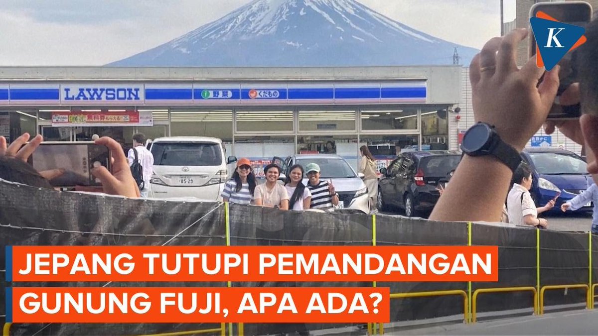 Pejabat di Kota Fuji Kawaguchiko, Jepang memutuskan untuk menutup pemandangan Gunung Fuji dengan kain hitam. Kebijakan itu diambil setelah banyaknya wisatawan yang berbondong-bondong datang ke kota kecil itu, untuk melihat gunung Fuji dari balik minimarket. | #Jepang #Fuji