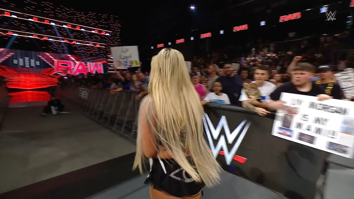 OH. MY. GOD. 😲😲😲😲😲😲😲 #WWERaw