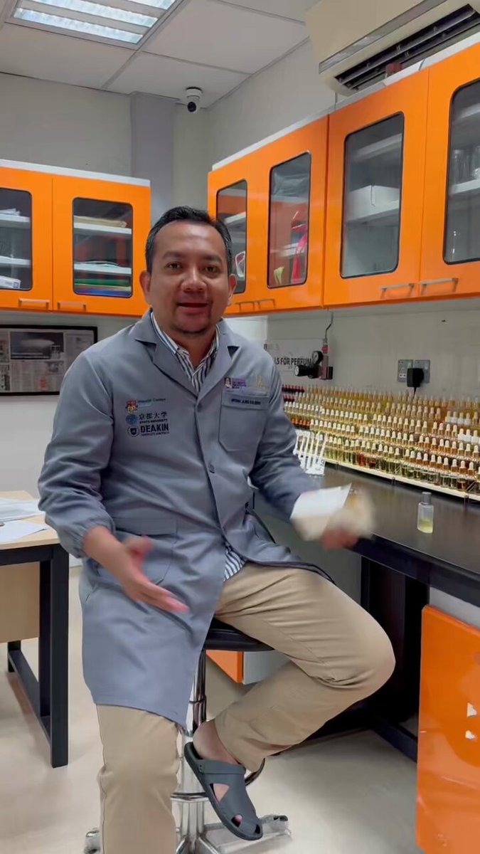 Korang percaya tak perfume boleh tahan 72 jam? Jimat duit perfume. Siap ada sijil Halal lagi. Ni produk UiTM tau. Cuba korang tengok ni.
