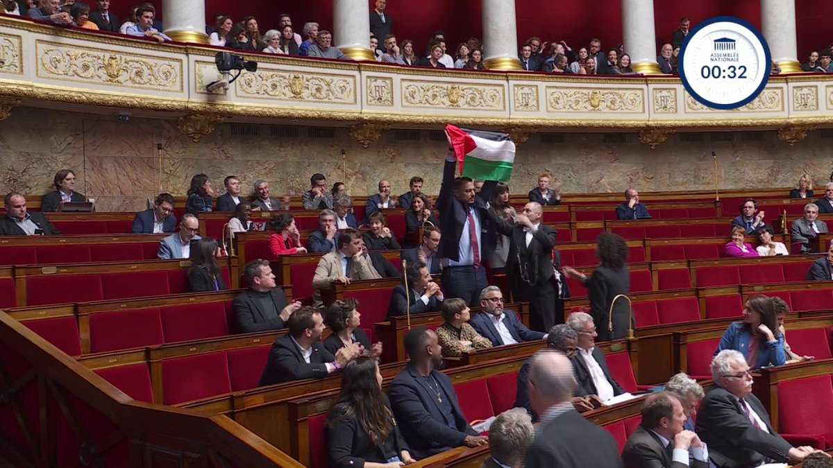 🚨🇫🇷🇵🇸 FLASH | Le député Sébastien Delogu (LFI) a brandi un drapeau palestinien lors des Questions au gouvernement à l’Assemblée nationale. "C’est inadmissible !" a crié Yaël Braun-Pivet, la présidente de l'Assemblée.