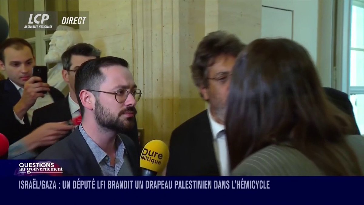 Un drapeau palestinien brandi dans l'hémicycle : très vive altercation entre le député LFI David Guiraud et le député apparenté LR Meyer Habib. #DirectAN #QAG