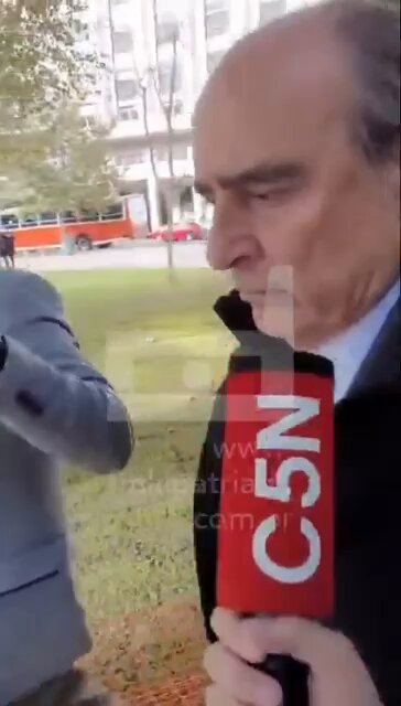 -Usted dijo que el gobierno no le había dejado mercadería para repartir. -Yo no dije eso. Mi cinco meses pueden aguantar un archivo. Son horribles.