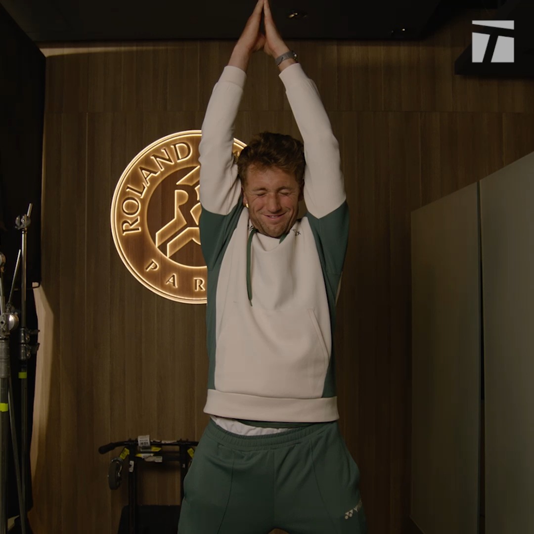Eiffel in love with these poses 💙🤍❤️ #RolandGarros
