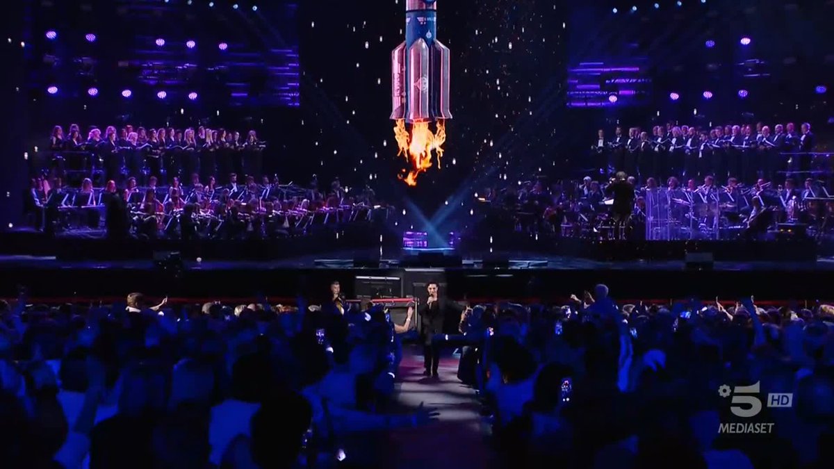 E poi c'è Gianluca con "Rocket Man"... 😍 #TuttiPerUno