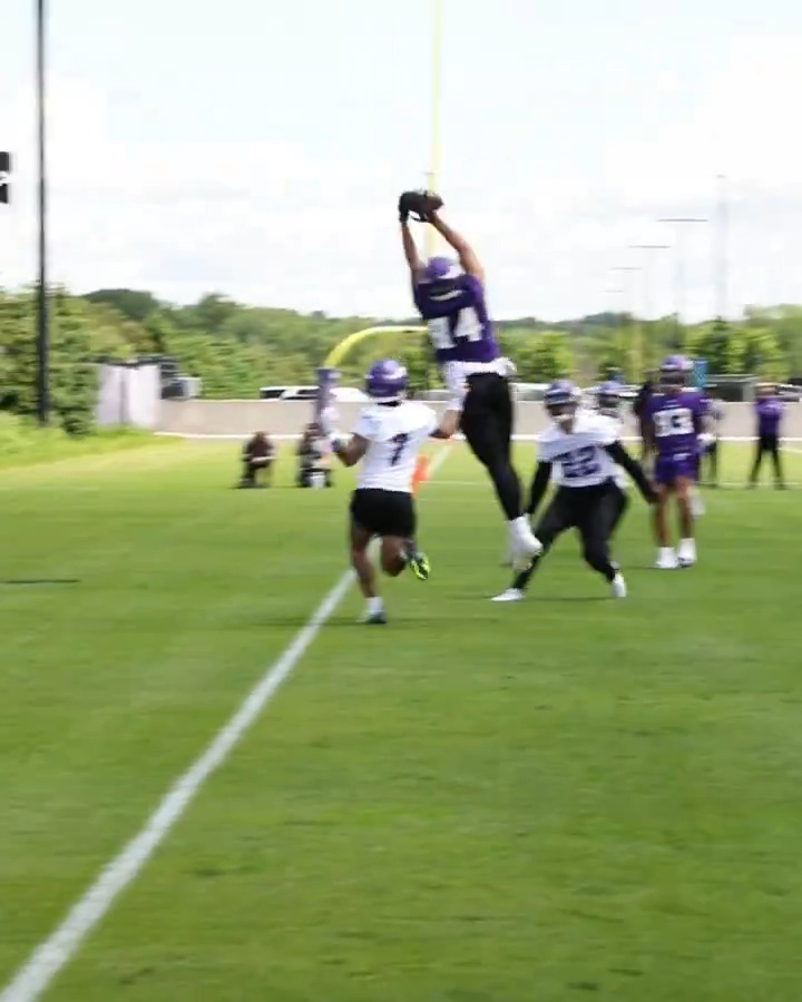 Sam Darnold with a DART to TE Josh Oliver 🎯 Will he start as the #Vikings QB1?