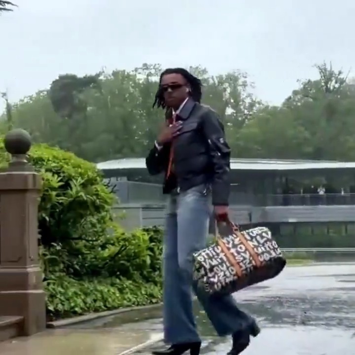 ¡PURO ESTILO! Así llegó Jules Koundé a la concentración de Francia en Clairefontaine. 📹 /BasseneIbra