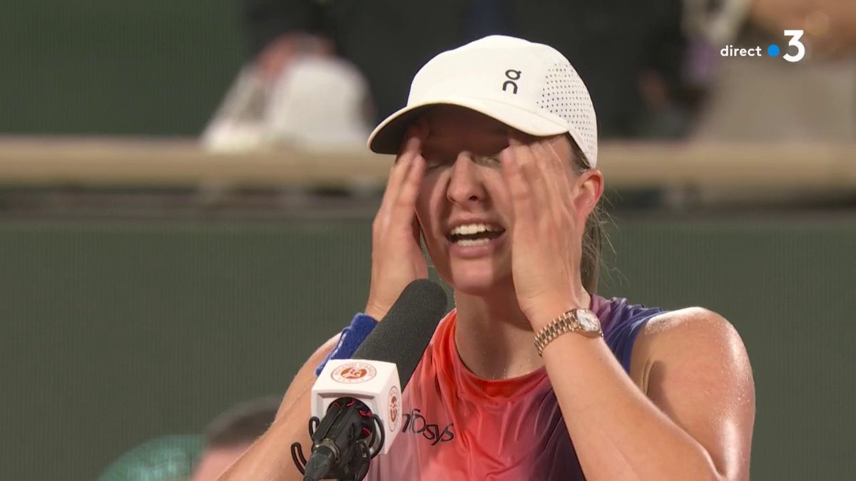#RolandGarros | 🎤 "Je vous remercie de nous soutenir, mais je vous demande de crier entre les échanges, mais pas pendant s'il vous plaît." Un jour après le coup de gueule de David Goffin, Iga Swiatek en remet une couche sur le public français.