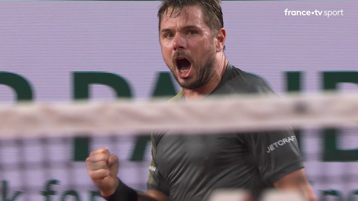 #ROLANDGARROS | QUELLE IMAGE ! Stan Wawrinka tape dans les mains du public 🤩 L'ambiance est complètement folle sur le court Suzanne Lenglen 🔥 ▶️ Le match en direct :