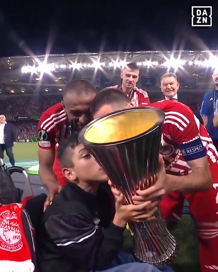 La bellezza del calcio in un solo video ⚽❤️ Un sogno per questo piccolo tifoso🏆 #OlympiacosFiorentina #DAZN