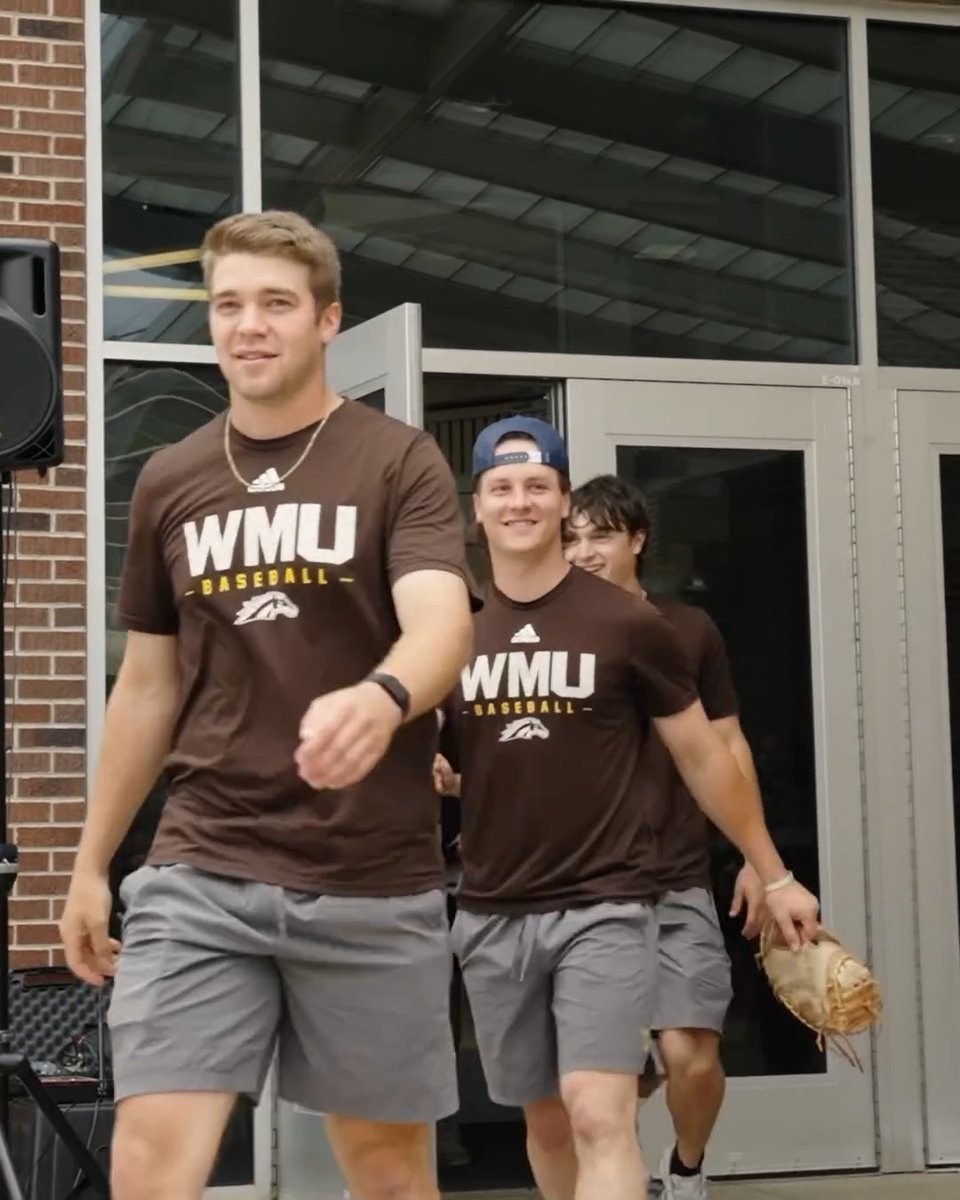 Off they go 👋 #RoadToOmaha x 📸 IG/wmubroncos_