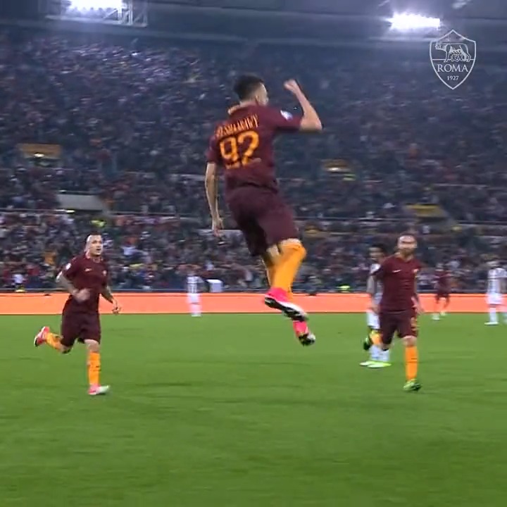 a thread 🧵of some satisfying curled goals ever scored 1. El Shaarawy vs Juventus