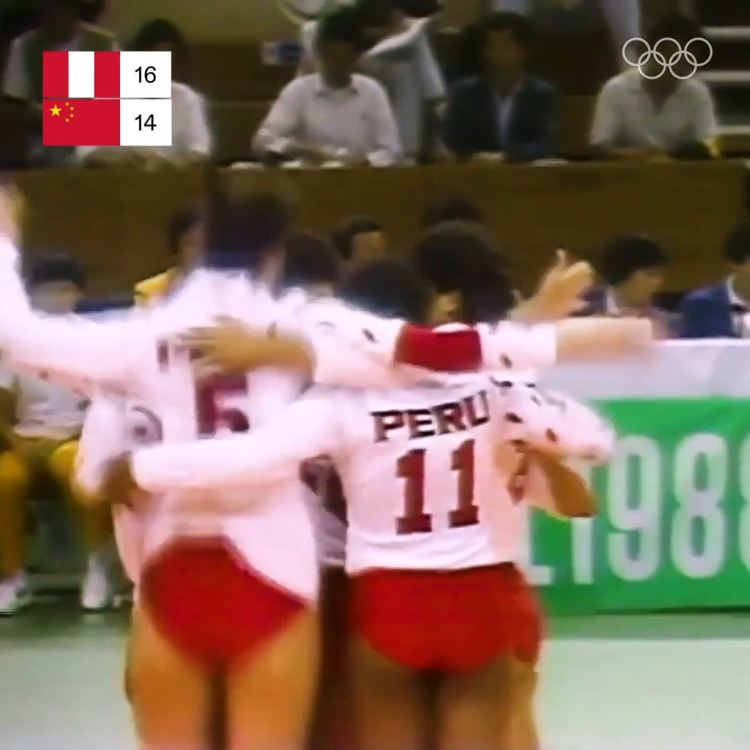 ¡FUERZA PERUANA! 💪🇵🇪 En una de las remontadas más impresionantes en la historia del voleibol de los #JuegosOlimpicos... Perú estaba a un punto de perder, pero reaccionó con un rally de 7️⃣ puntos para vencer a China. 🏐🌟 #Seul1988 #RoadToParis2024 l FPV - Federación Peruana de Voleibol Team Perú