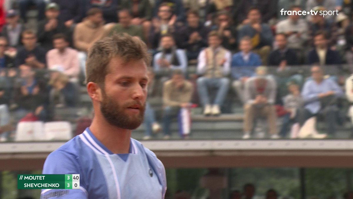 #RolandGarros | AU TOUR DE CORENTIN MOUTET 🇫🇷 Le Français est opposé à Alexander Shevchenko 🇰🇿 et va tenter d'imiter Chloé Paquet en atteignant le prochain tour ! ▶️ Les matchs en direct :