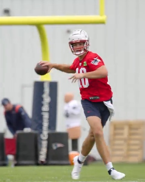 Drake Maye no-look 👀 (🎥 New England Patriots)
