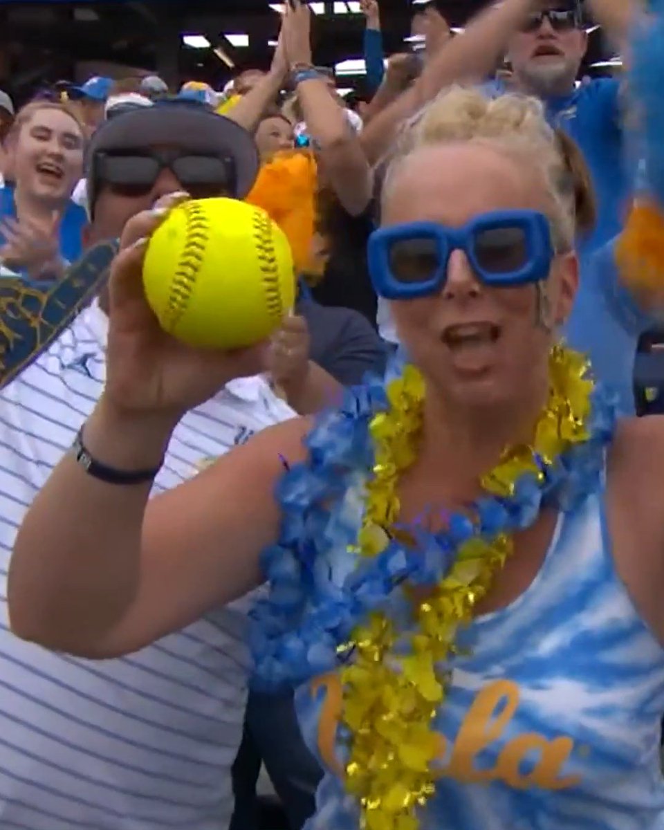 Jordan Woolery hit a home run to take the lead and her mom got the home run ball ❤️