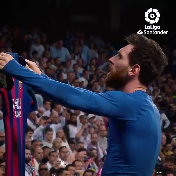 As comemorações mais ICÔNICAS da HISTÓRIA do futebol Segue a Thread 🧶... 1- Lionel Messi mostrando a camisa contra o Real Madrid
