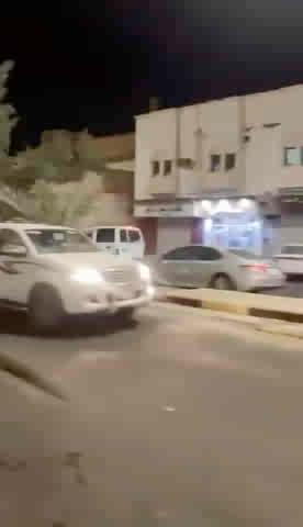 متداول قبل قليل من القريات... إيقاف سائق مركبة متهور بالقوة عن طريق مركبتين واحدة من شرطة المرور والأخرى من المرور السري.