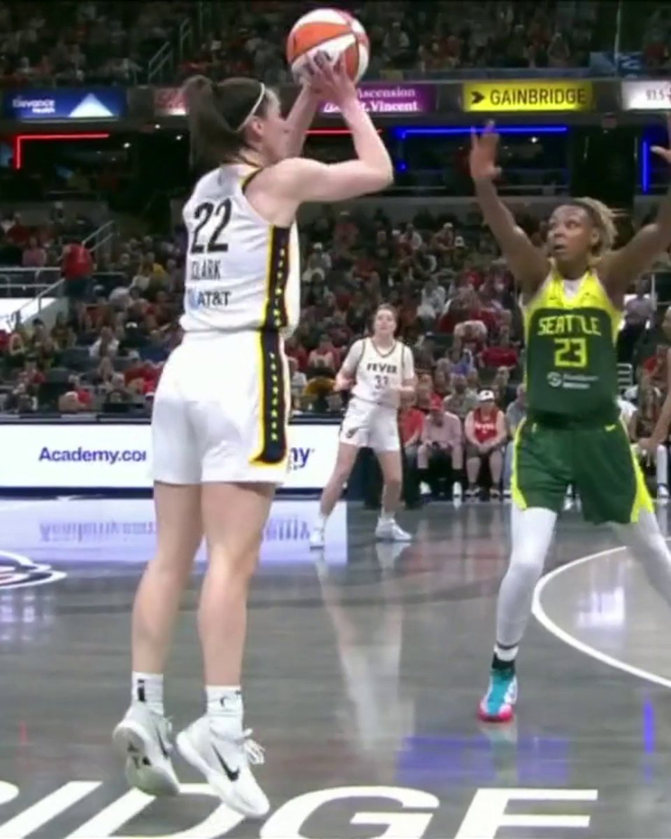 CAITLIN CLARK WITH THE DEEP THREE 🔥