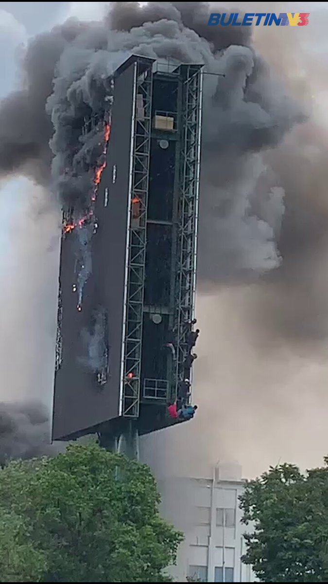 Tiga pekerja yang melakukan kerja-kerja penyelenggaraan papan pengiklanan elektronik cedera selepas papan iklan berkenaan yang terletak bersebelahan Lebuhraya Persekutuan di Petaling Jaya terbakar.