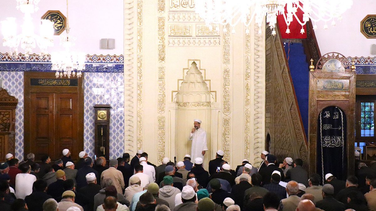 İlahi Ya Rabbi, Senin rızan için, Senin yolunda mücadele ederken, fedai can eden tüm şehitlerimize rahmet eyle. Gazilerimize acil şifalar ve uzun ömürler nasip eyle Ya Rabbi! Filistin’de, Gazze’de, vatanlarını, yurtlarını, yuvalarını muhafaza etmek için Senin yolunda mücadele eden mücahit kardeşlerimizi en kısa zamanda zalim işgalcilere karşı muzaffer eyle, onlara zaferler ihsan eyle Ya Rabbi!